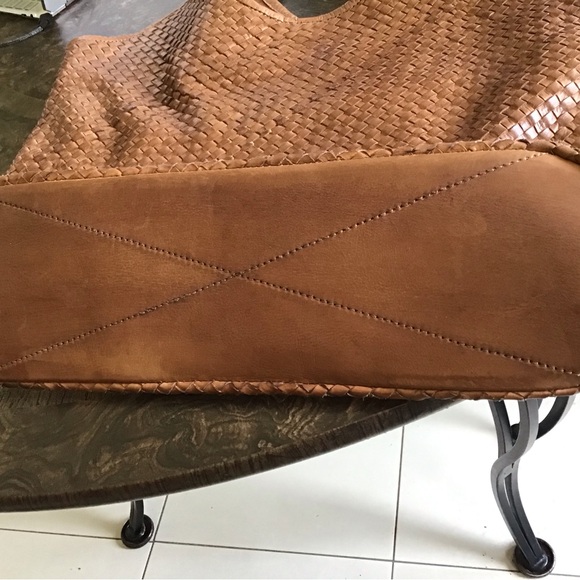 Beautiful Italian leather shoulder bag.  Made in Italy. - Picture 4 of 7